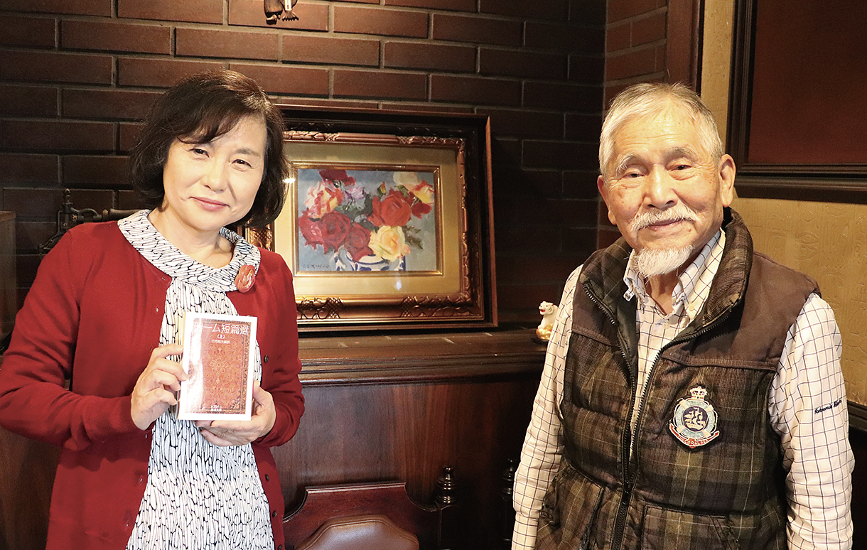 モームの「冬の船旅」を朗読する青木さん(左)。菊地さん(右)は1959年に大手書店の招きで来日したモームと間近で接した経験を持つ